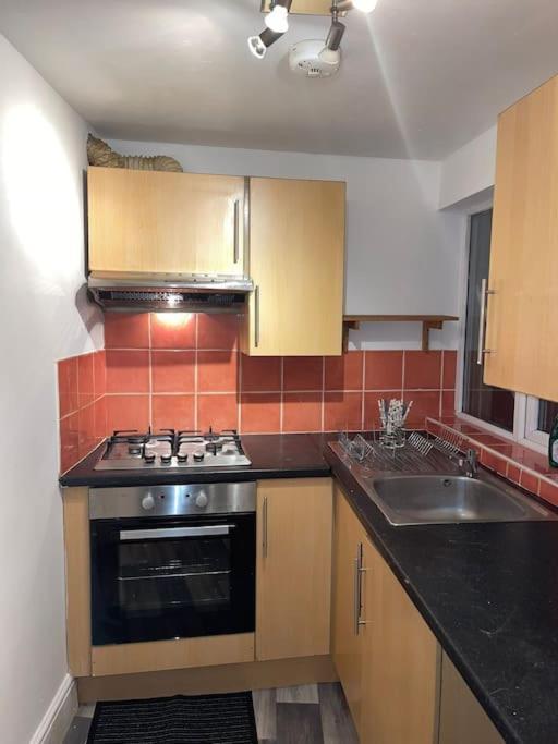 City Escape! Fishponds Apartment, Bristol, Sleeps Up To 4 Guests *